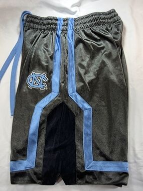 NWOT UNC Tar Heels Colosseum Basketball Shorts - Charcoal/Blue - Large